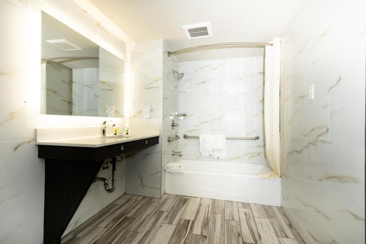 King Room with Bath Tub - Disability Access at SureStay Plus Hotel by Best Western Point Richmond