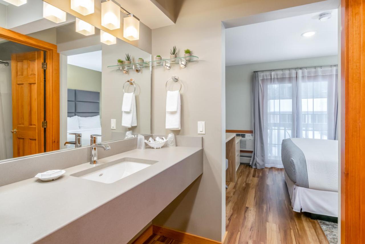 One Queen Suite at Grey Fox Inn