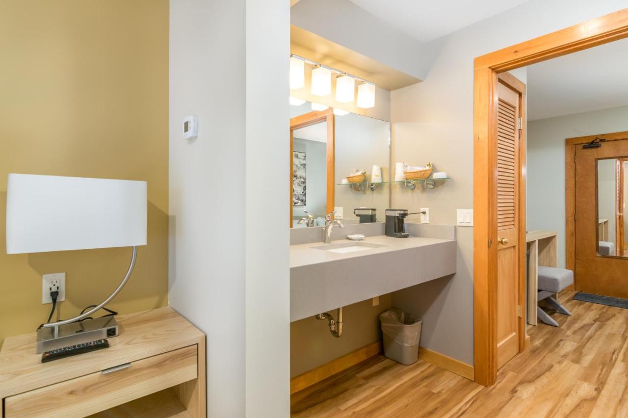 One Queen Suite with Fireplace at Grey Fox Inn