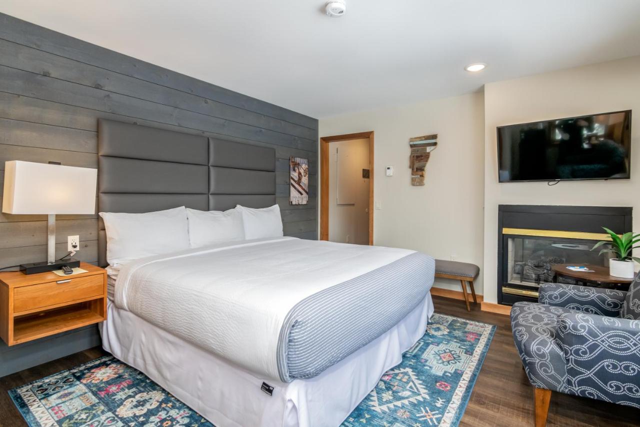 One King Room Mountain View at Grey Fox Inn