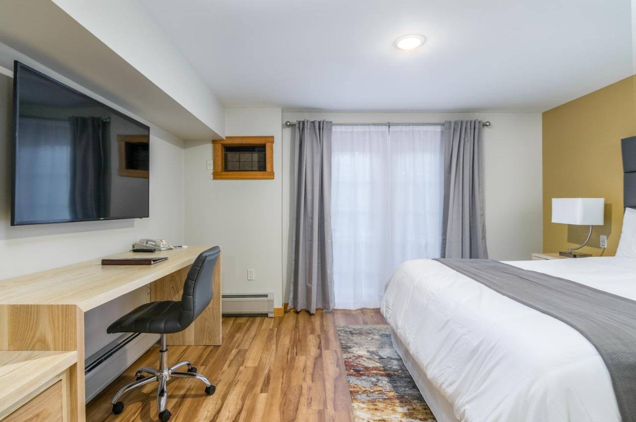 One King Suite with Fireplace at Grey Fox Inn