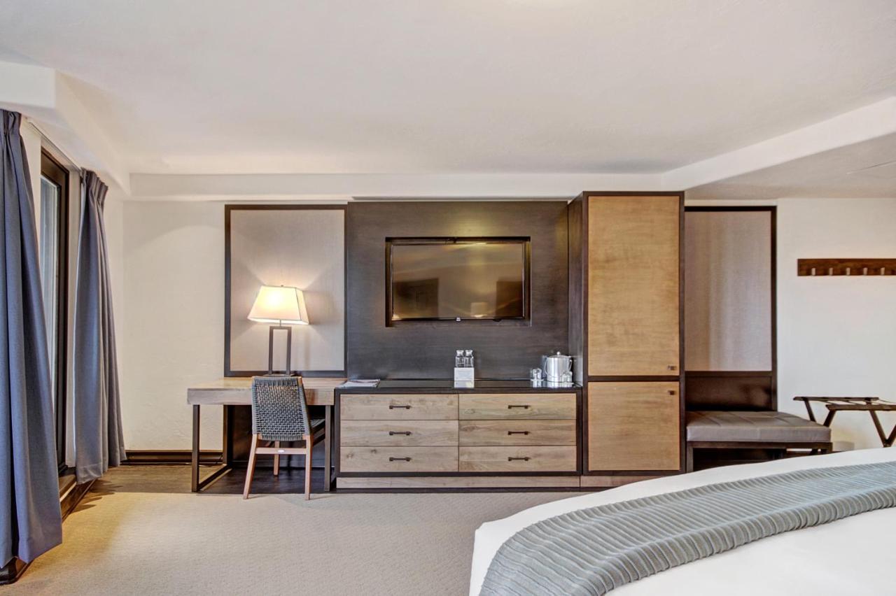 Deluxe King Room at The Pines Lodge, a RockResort, by Vail Resorts