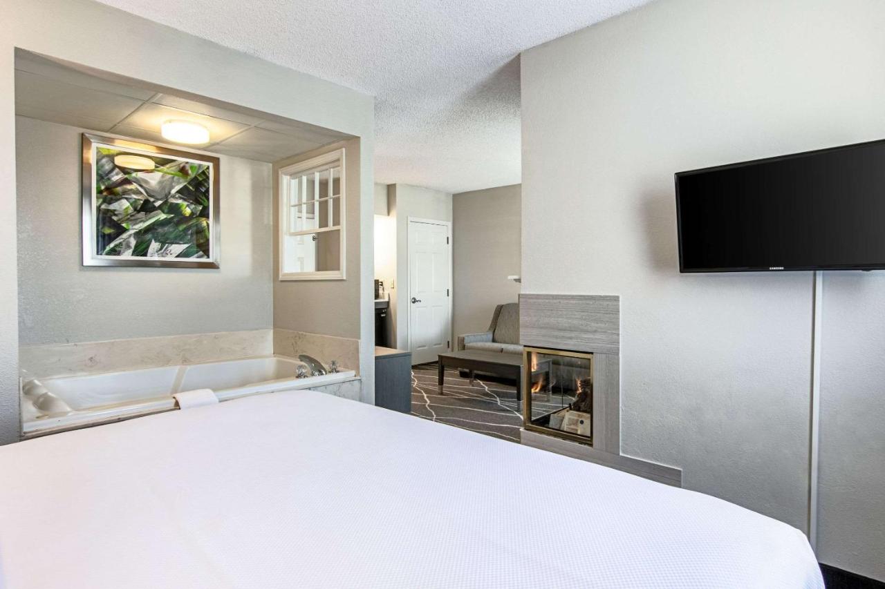 King Suite with Whirlpool and Sofa Bed - Non-Smoking at Clarion Inn Willow River