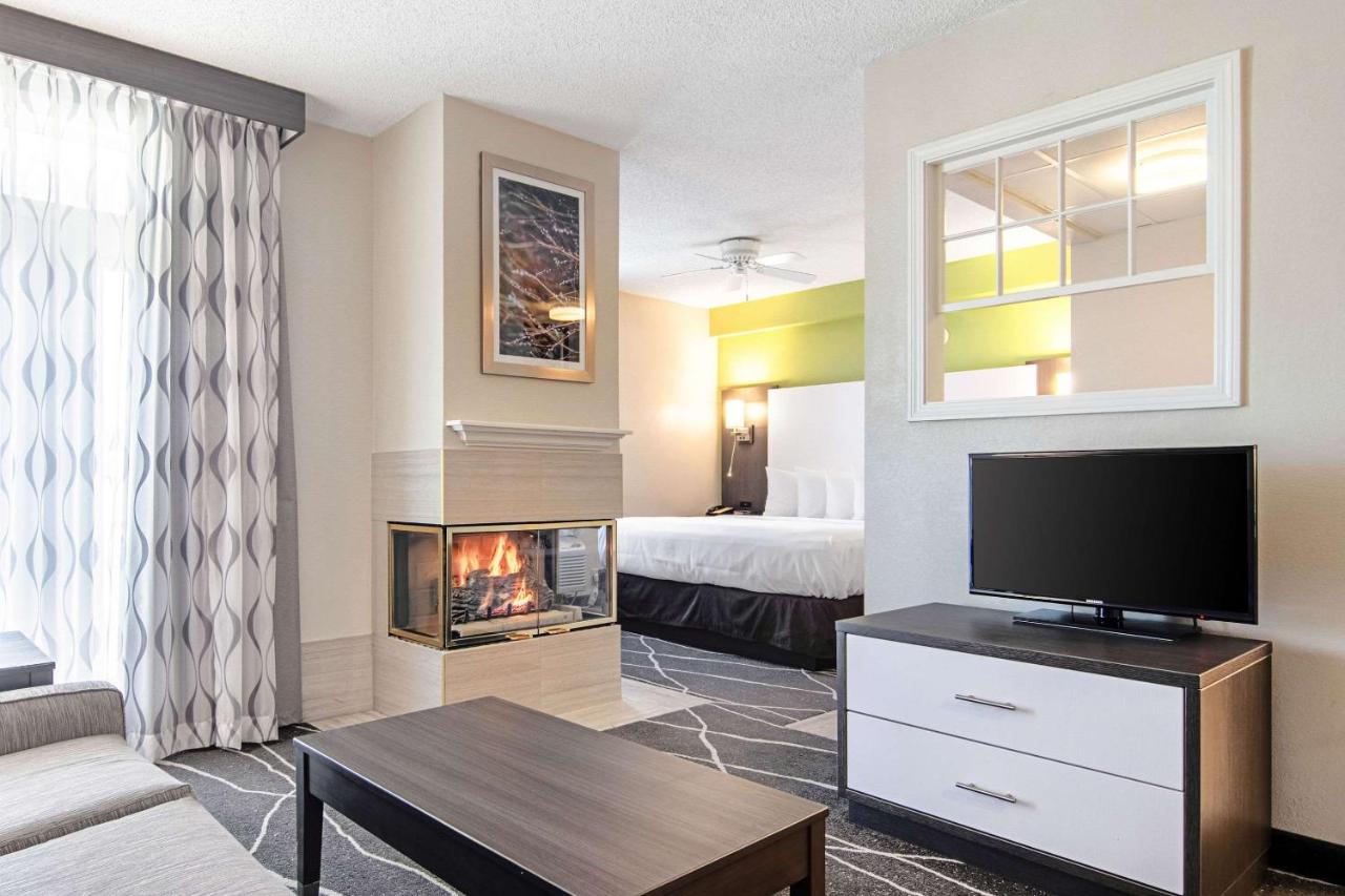 King Suite with Whirlpool and Sofa Bed - Non-Smoking at Clarion Inn Willow River