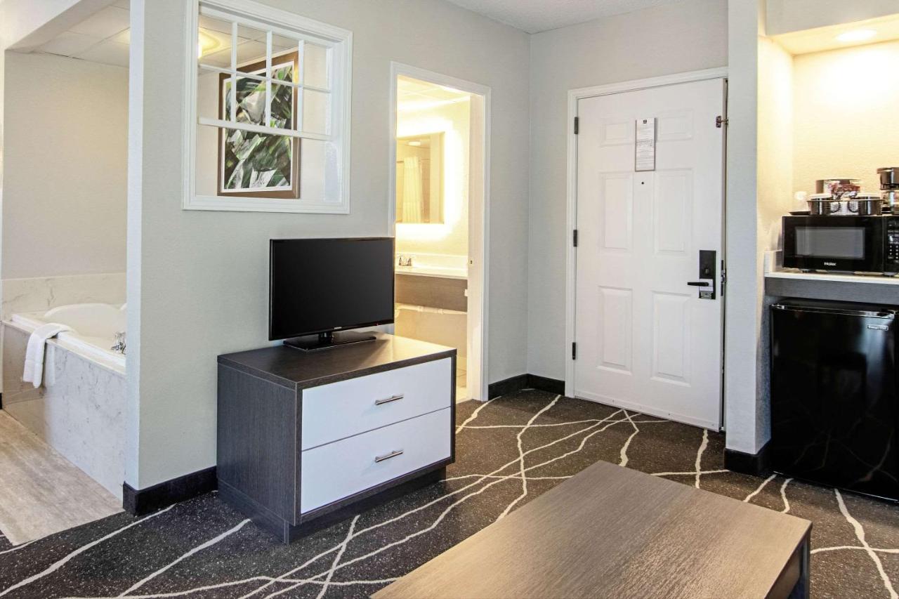 King Suite with Whirlpool and Sofa Bed - Non-Smoking at Clarion Inn Willow River