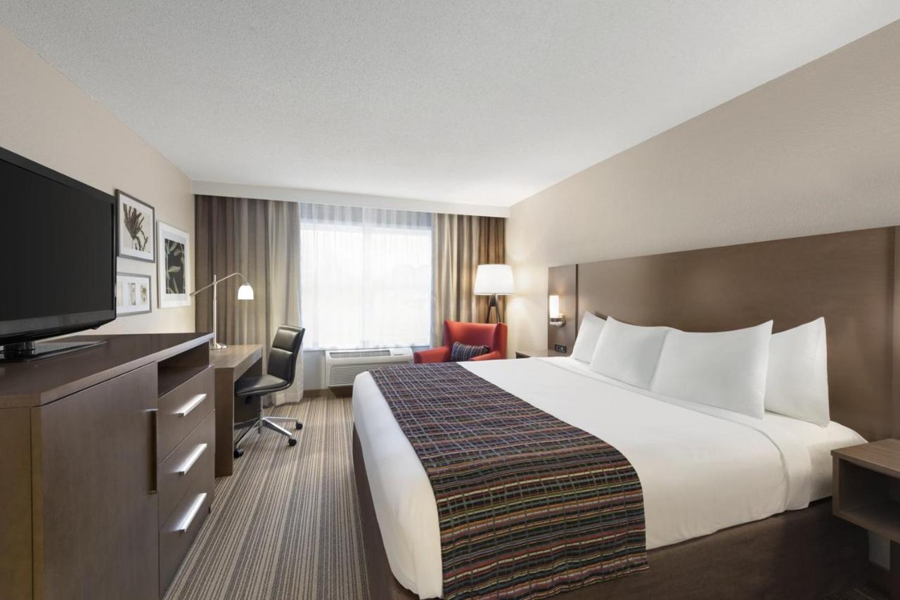 King Room at Country Inn & Suites by Radisson, Platteville, WI