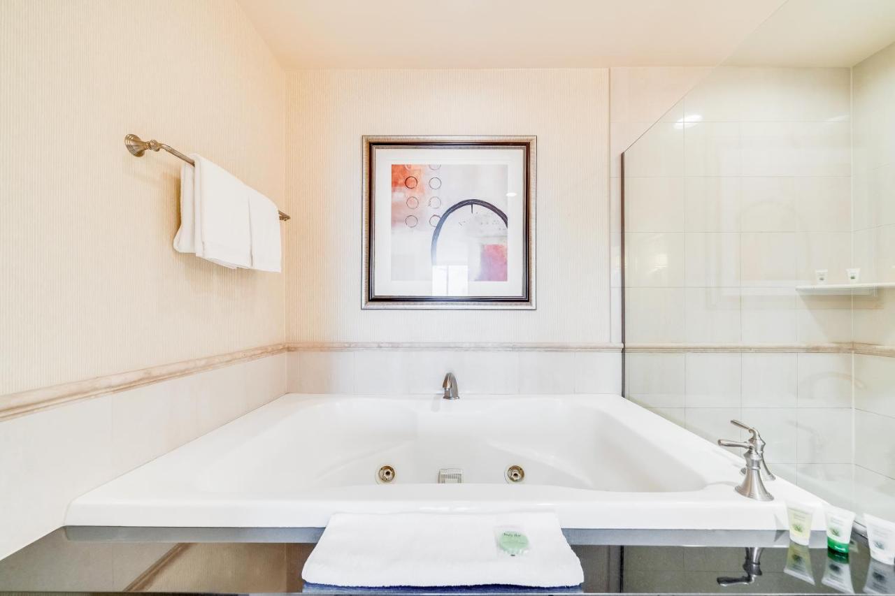 Deluxe Studio at Jet Luxury Resorts @ The Signature Condo Hotel