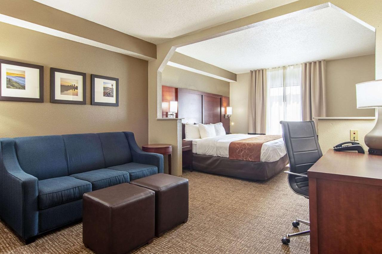 King Suite - Non-Smoking at Comfort Suites Knoxville Airport