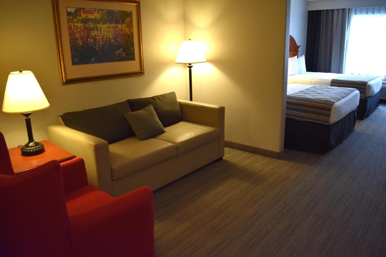 Queen Studio with Sofa Bed - Non-Smoking at Diamond Jo Casino & Hotel