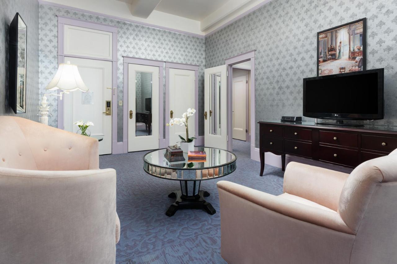 King Suite with City View at Hotel Whitcomb