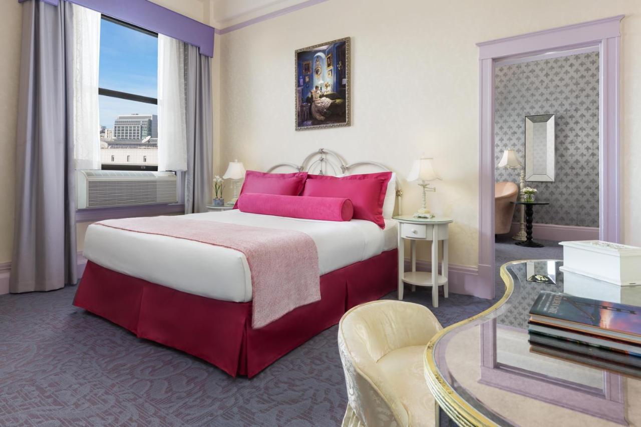 King Suite with City View at Hotel Whitcomb