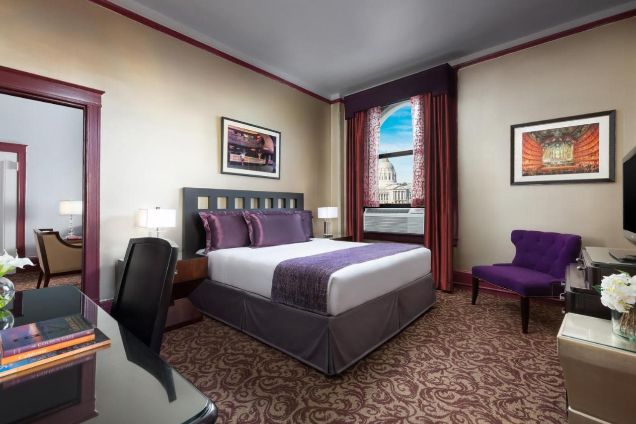King Suite with City View at Hotel Whitcomb