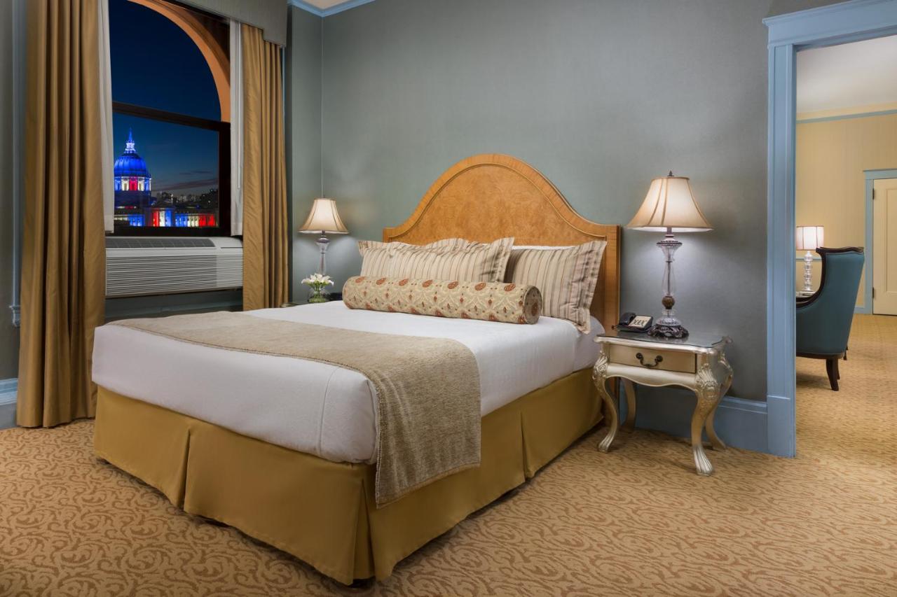 King Suite with City View at Hotel Whitcomb