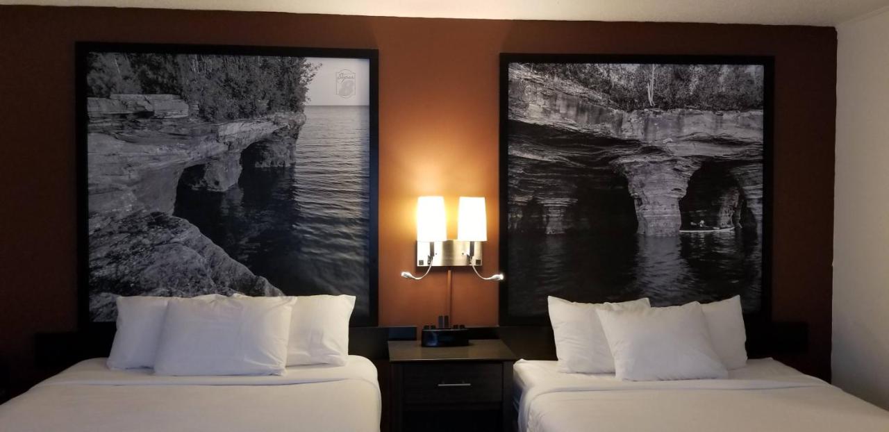 Queen Suite - Non-Smoking at Super 8 by Wyndham Ashland