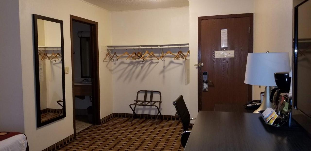 Queen Suite - Non-Smoking at Super 8 by Wyndham Ashland