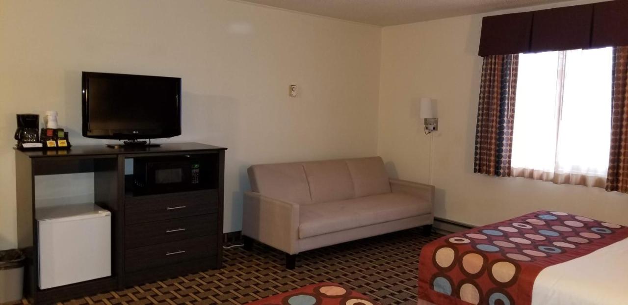 Queen Suite - Non-Smoking at Super 8 by Wyndham Ashland
