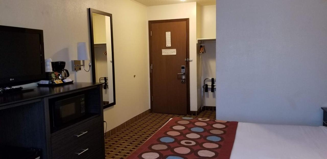 Queen Room - Non-Smoking at Super 8 by Wyndham Ashland