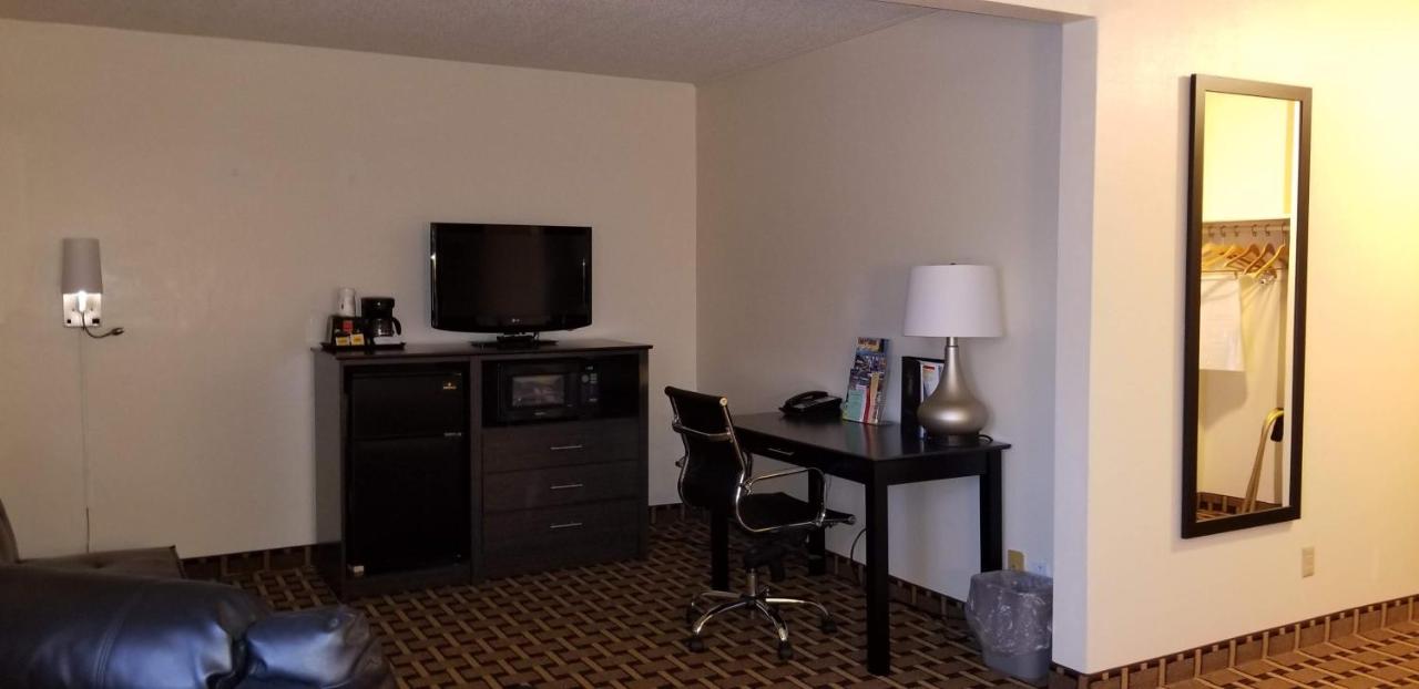 Deluxe King Suite at Super 8 by Wyndham Ashland