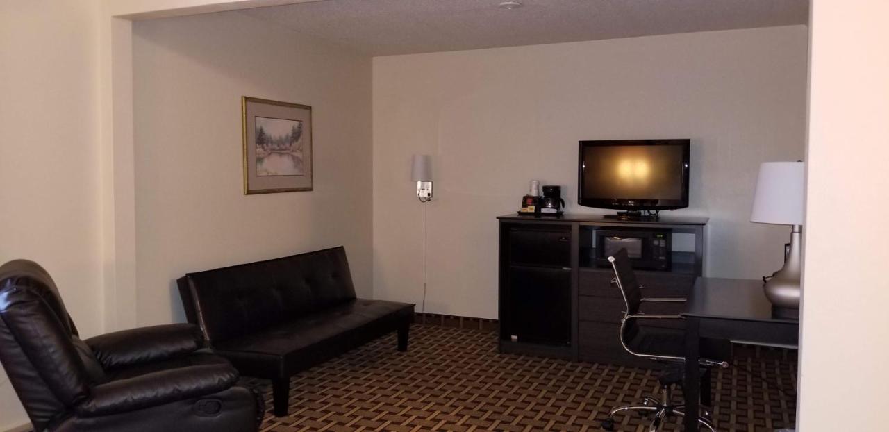 Deluxe King Suite at Super 8 by Wyndham Ashland