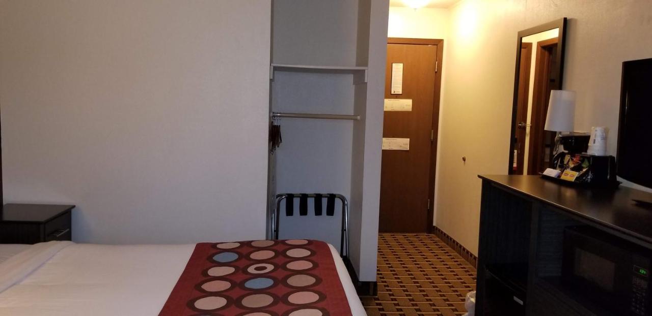 Queen Room - Disability Access/Non-Smoking at Super 8 by Wyndham Ashland
