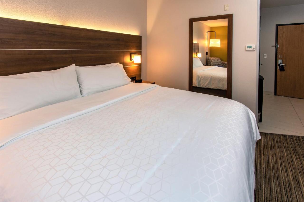 Standard  Room at Holiday Inn Express Hotel & Suites Roseville-Galleria Area by IHG