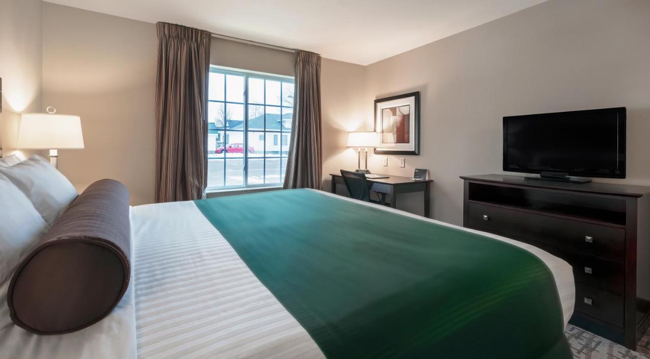 King Room at Cobblestone Inn & Suites - Durand