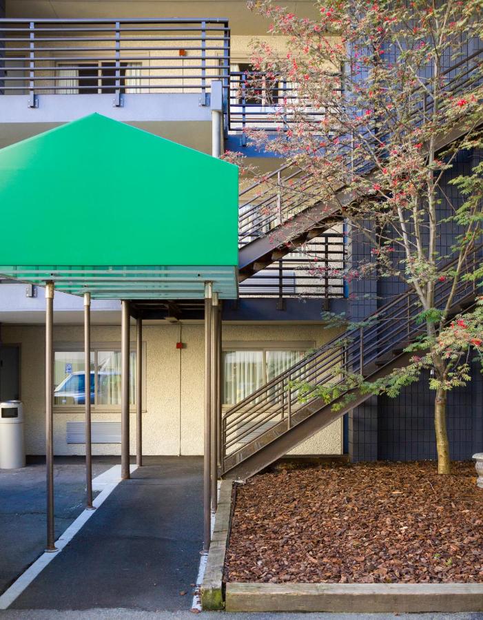 Exterior Double Room with Two Double Beds at GuestHouse Anchorage