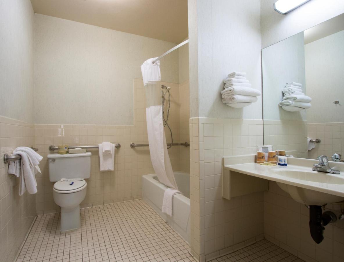 Queen Room - Disability Access at GuestHouse Anchorage