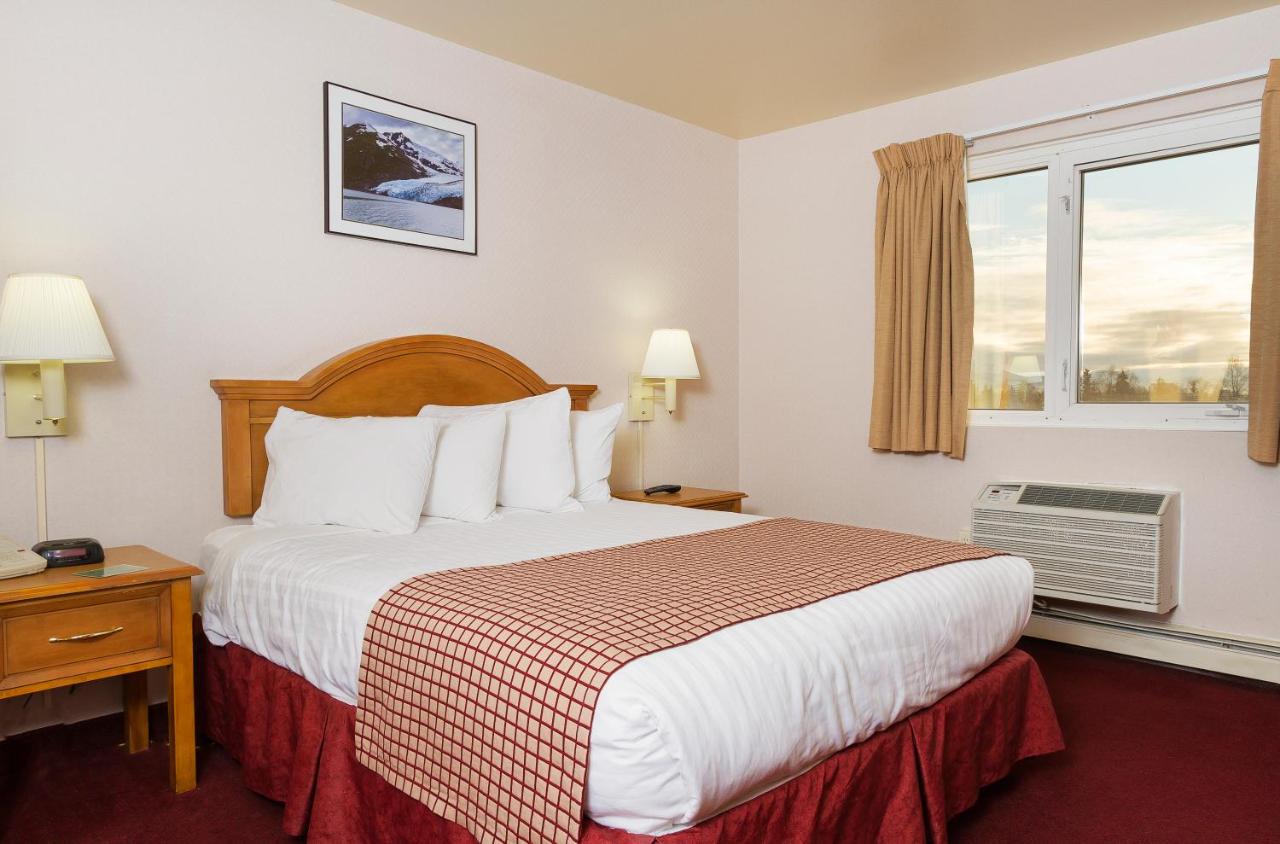 Queen Room at GuestHouse Anchorage