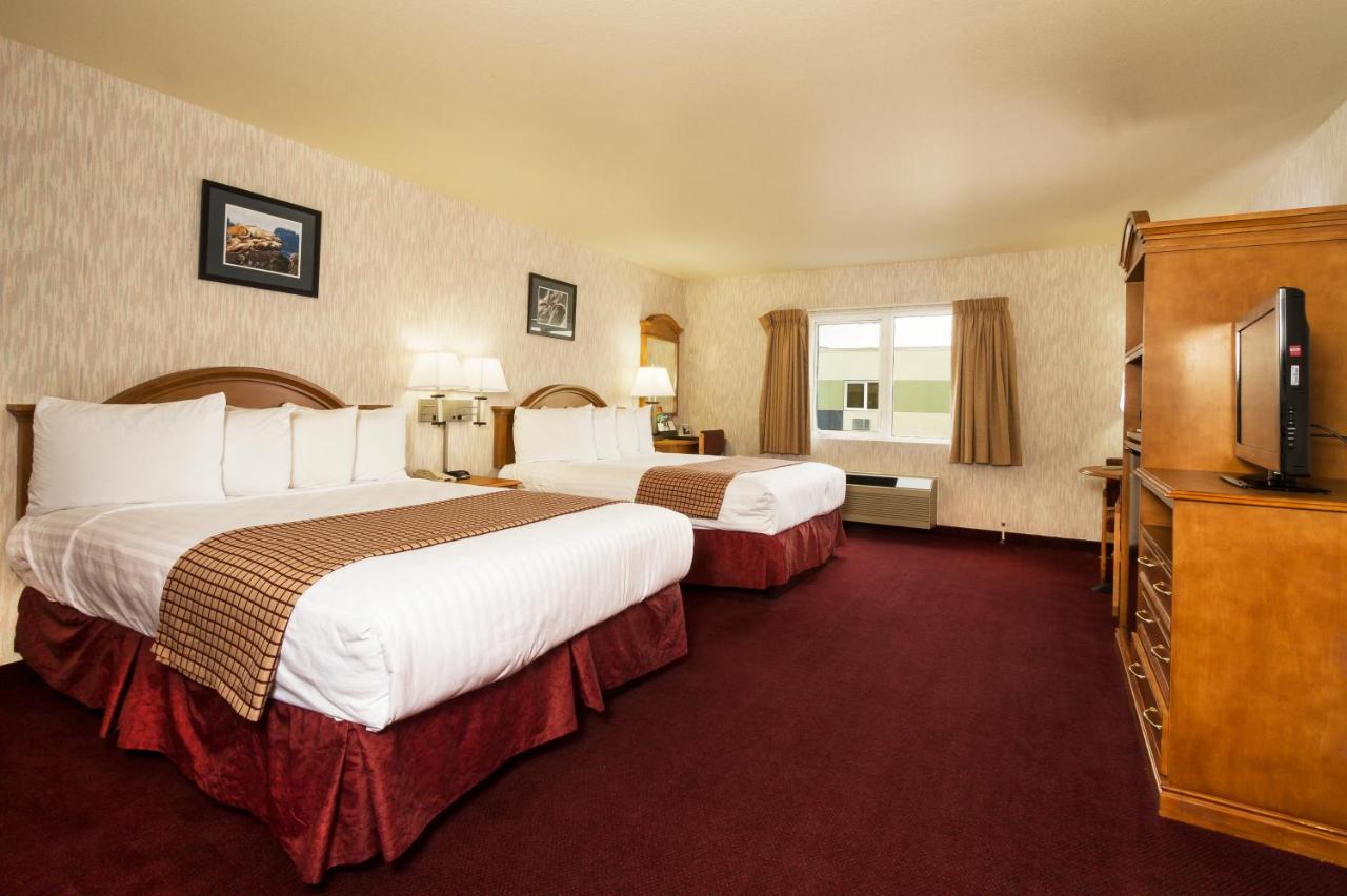 Queen Room with Two Queen Beds - Disability Access at GuestHouse Anchorage