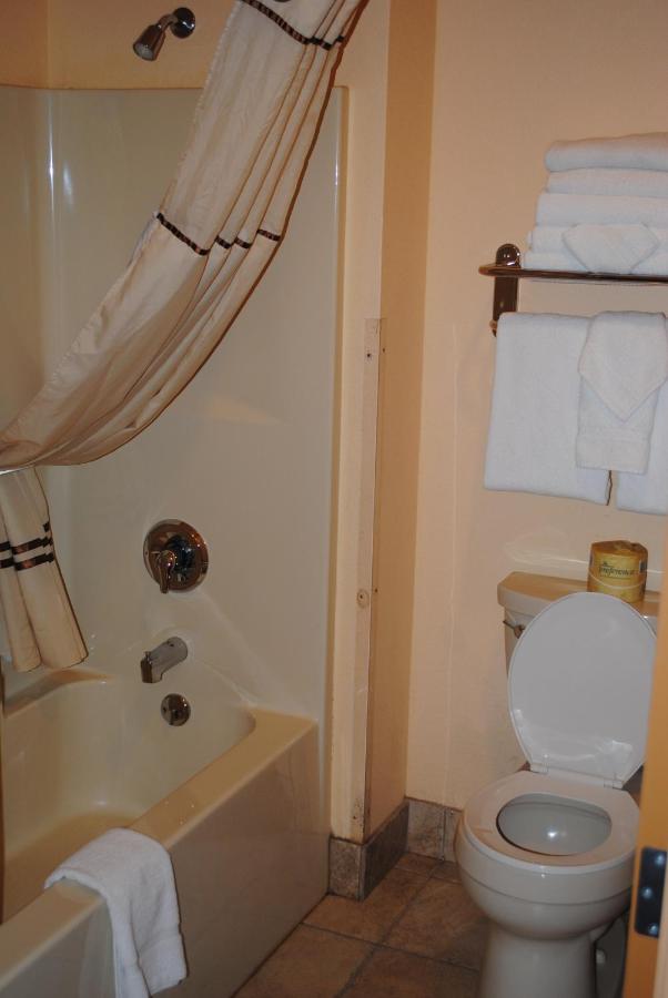 Deluxe Queen Suite at Wisconsin Dells Area Condominiums