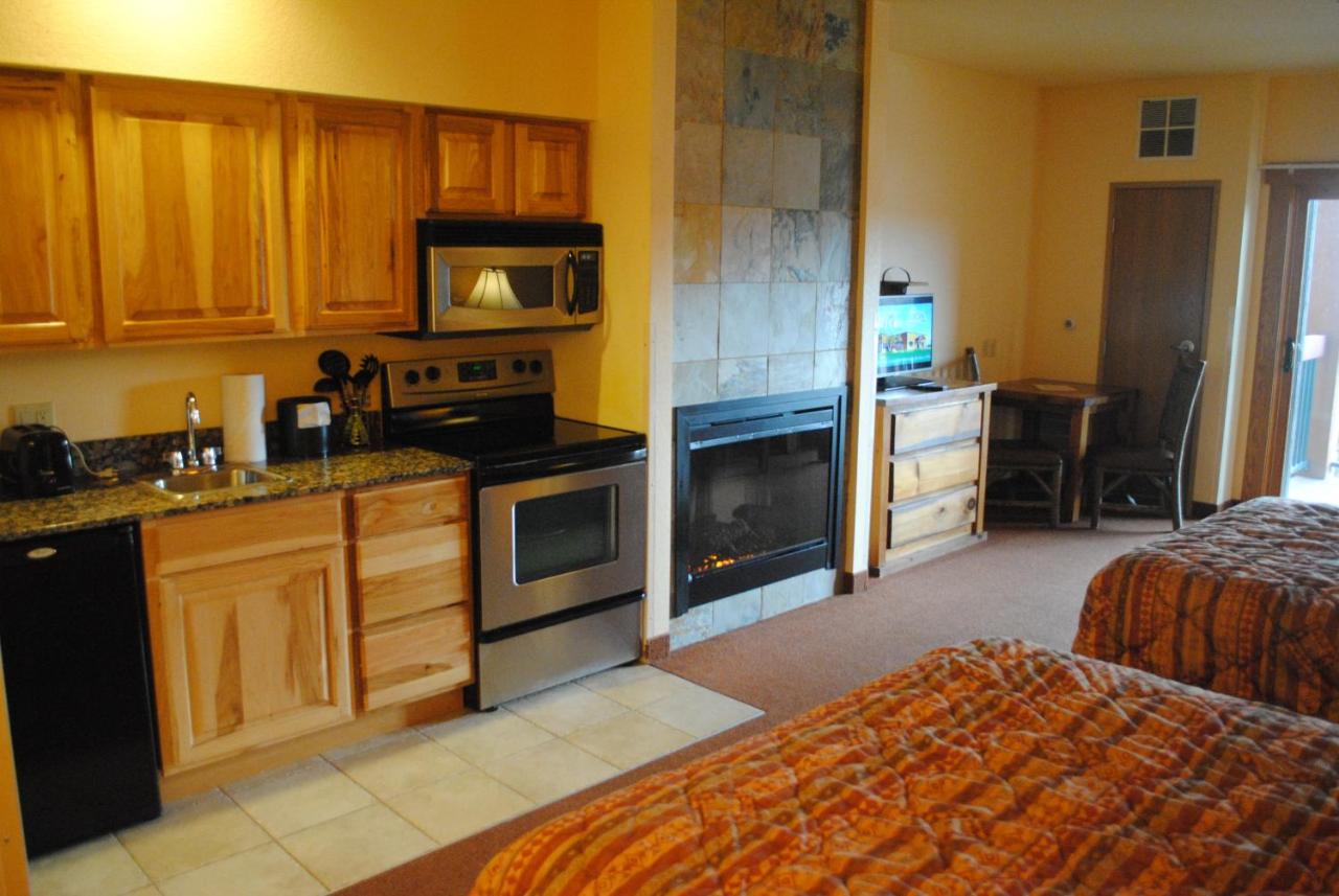 Deluxe Queen Suite at Wisconsin Dells Area Condominiums