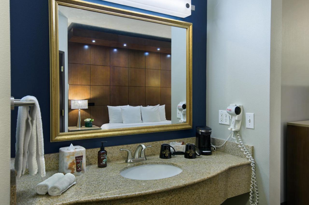 King Suite at Oxford Suites Downtown Spokane