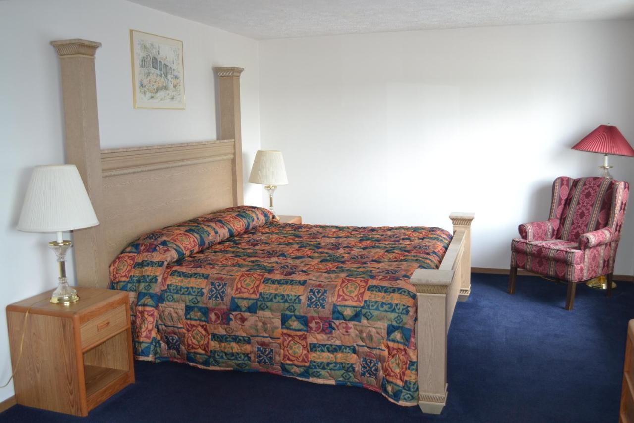 King Studio with Spa Bath at Sky Lodge Inn & Suites
