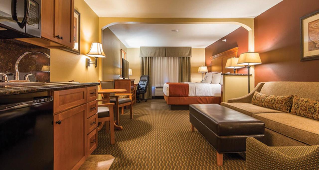 King Suite with Kitchenette at Best Western Plus Deer Park Hotel & Suites
