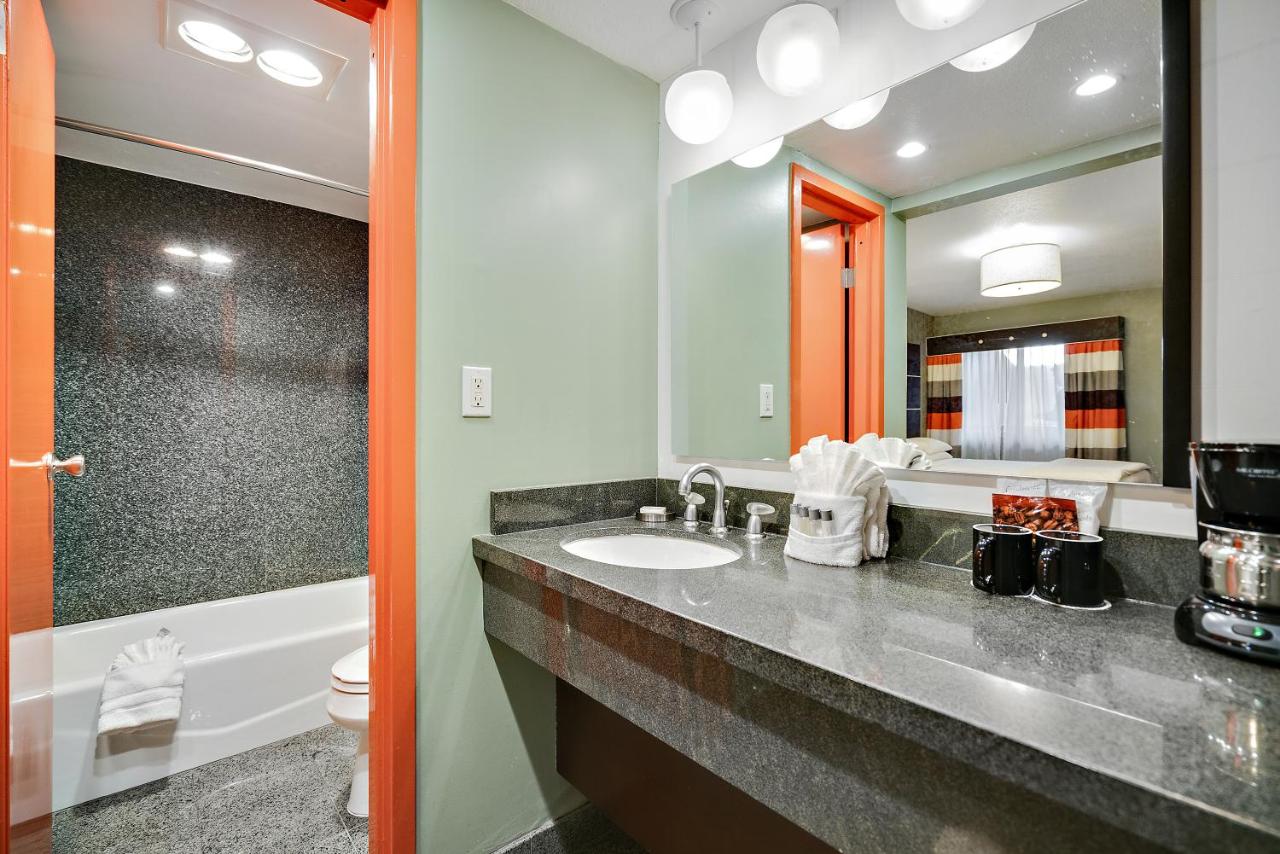 Deluxe Double Queen Room at Scottsdale Parkview Hotel