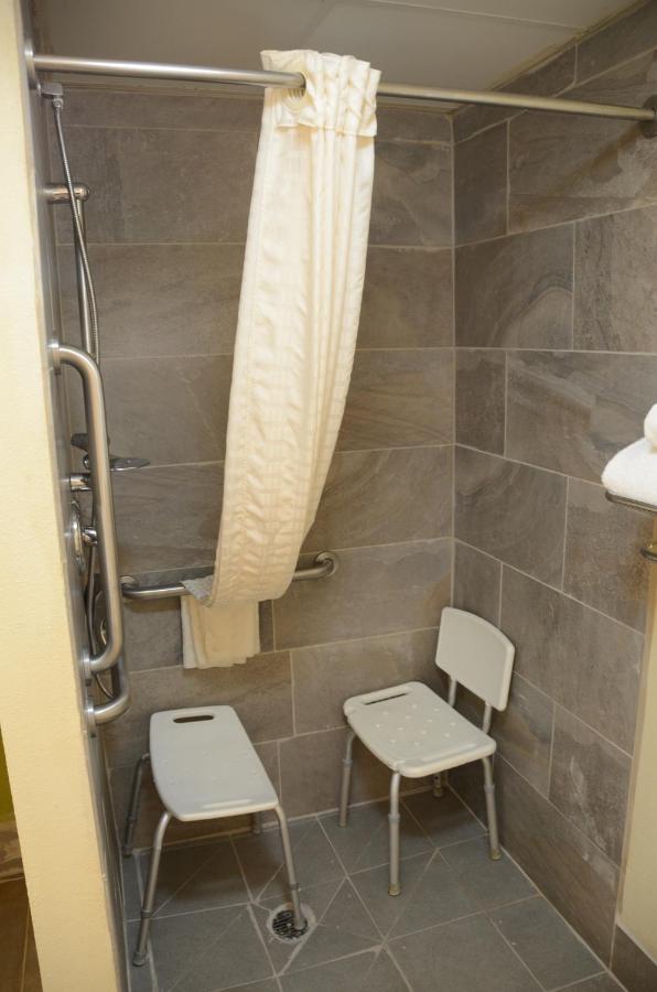 Queen Room - Mobility Access/Non-Smoking at AmericInn by Wyndham West Burlington