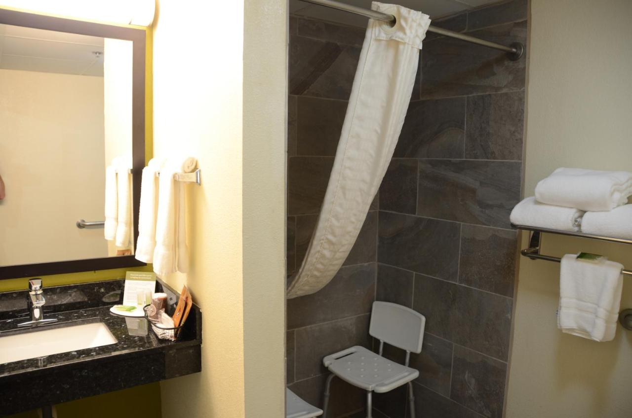 Queen Room - Mobility Access/Non-Smoking at AmericInn by Wyndham West Burlington