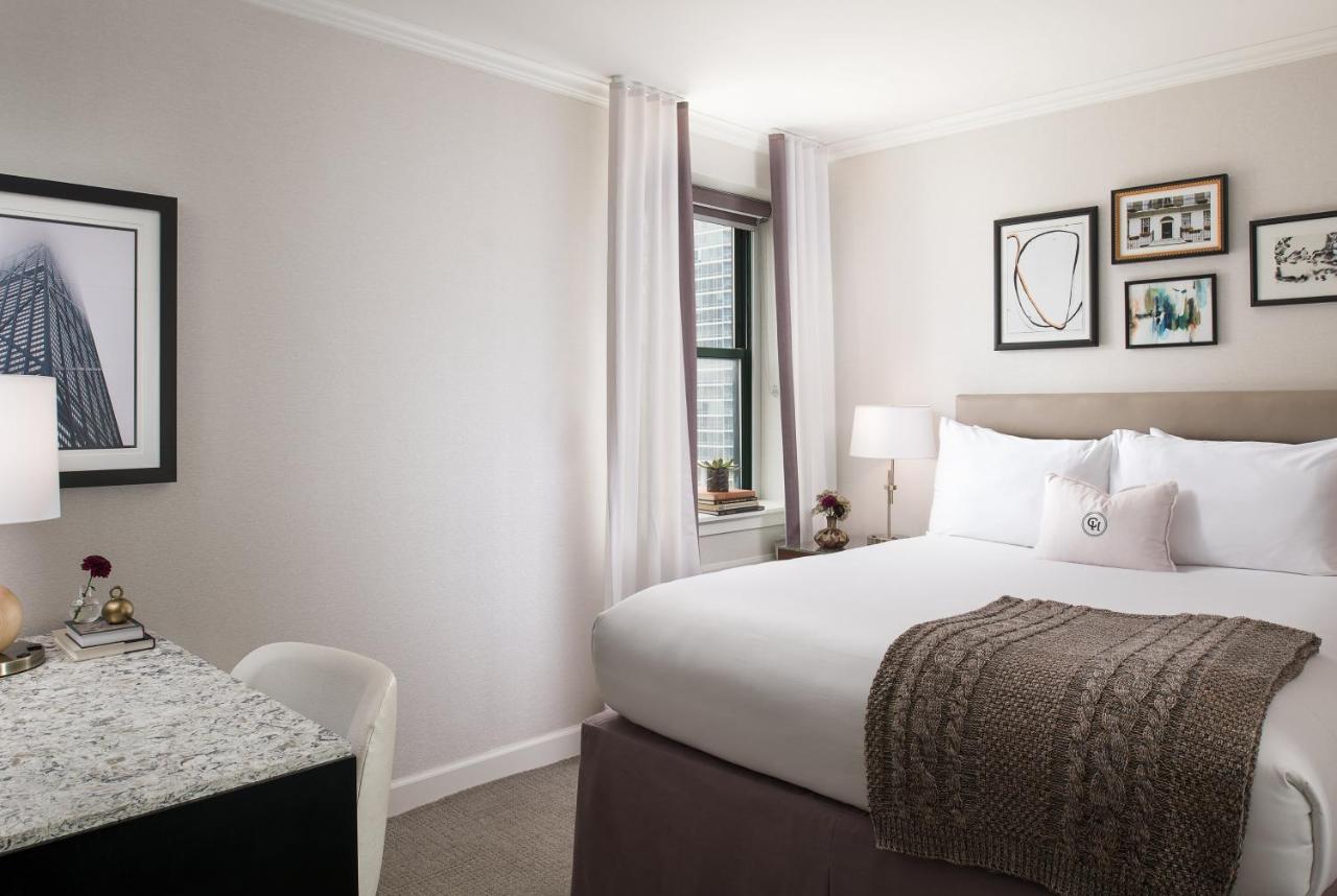 Deluxe Queen Room at Claridge House Chicago, Tapestry Collection by Hilton