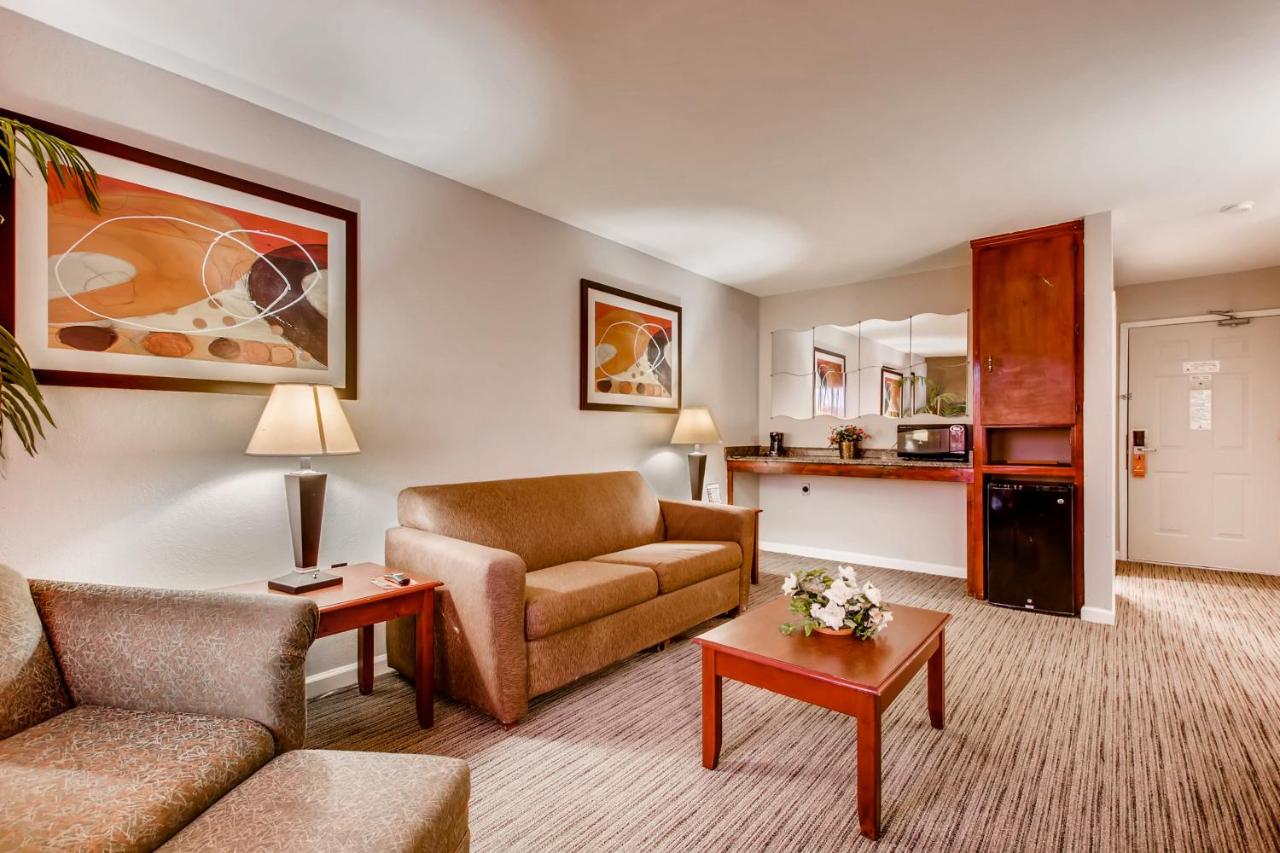 King Suite at Orangewood Inn & Suites Midtown