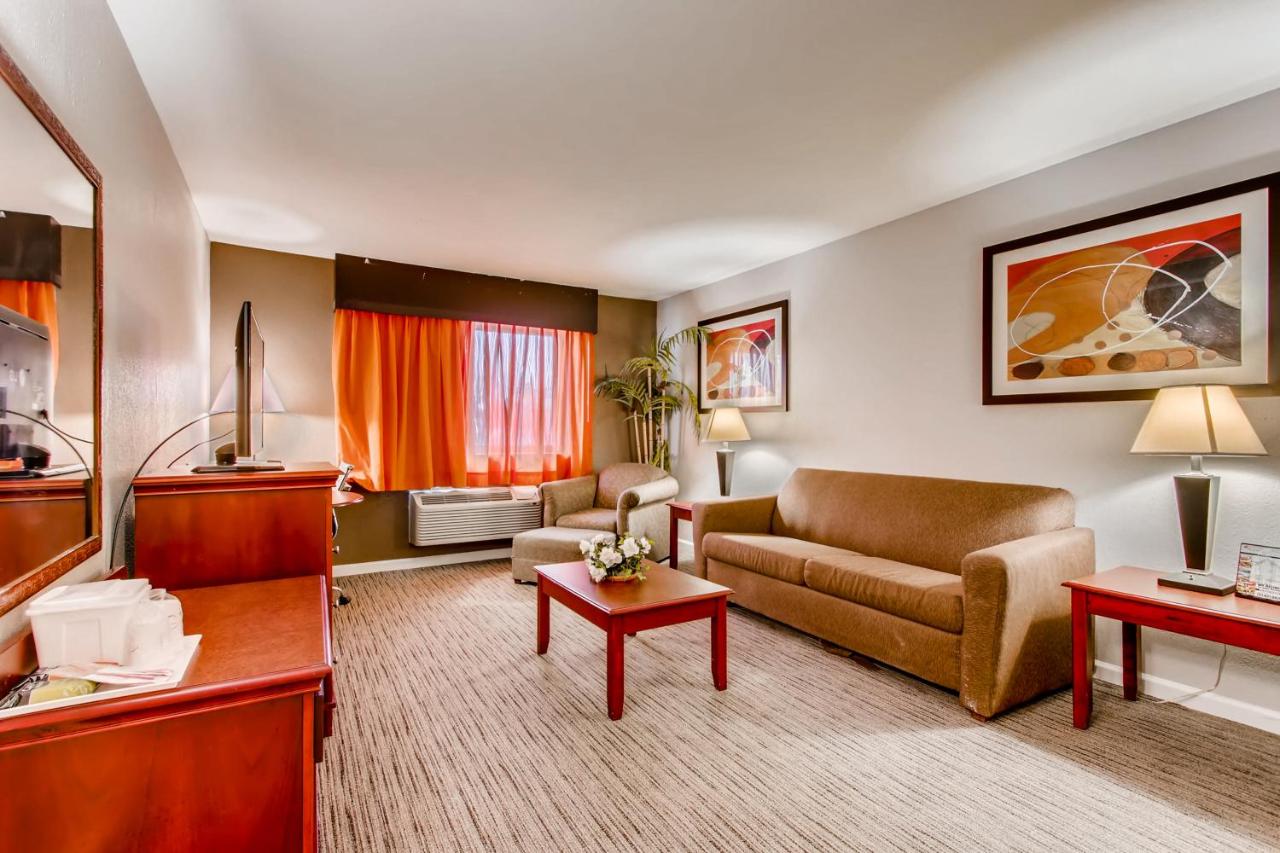 King Suite at Orangewood Inn & Suites Midtown