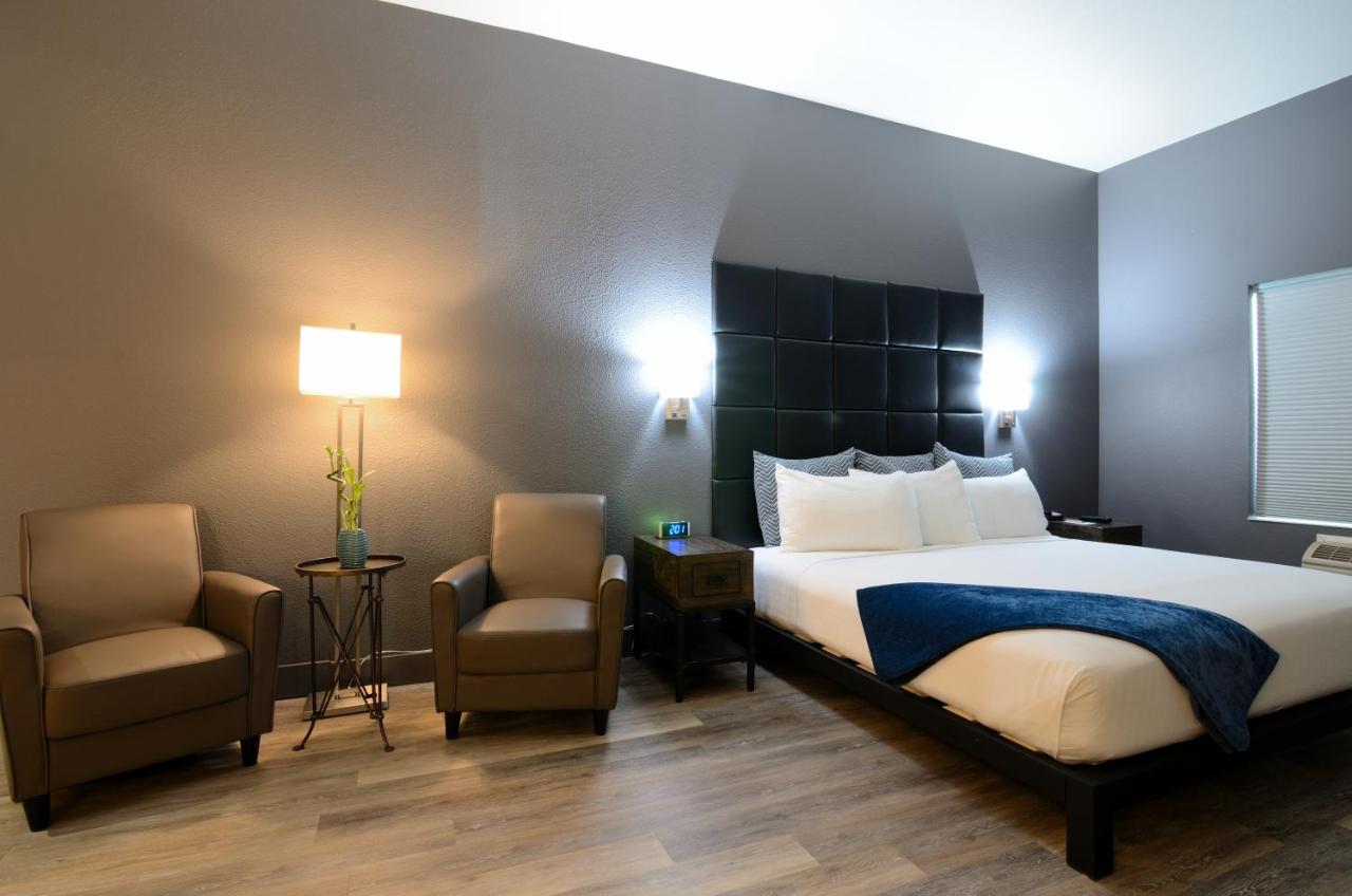 Standard King Room at Wood River Inn & Suites