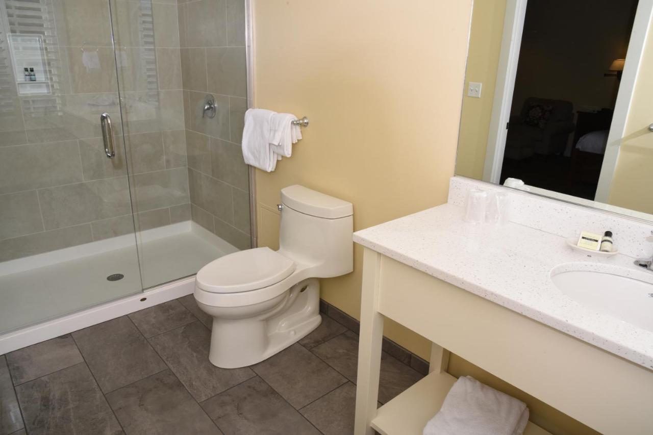 Deluxe Double Room at Publick House Historic Inn and Country Motor Lodge