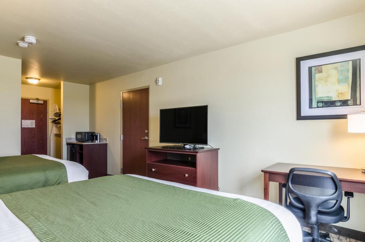 Deluxe Queen Room at Cobblestone Inn & Suites - Oberlin