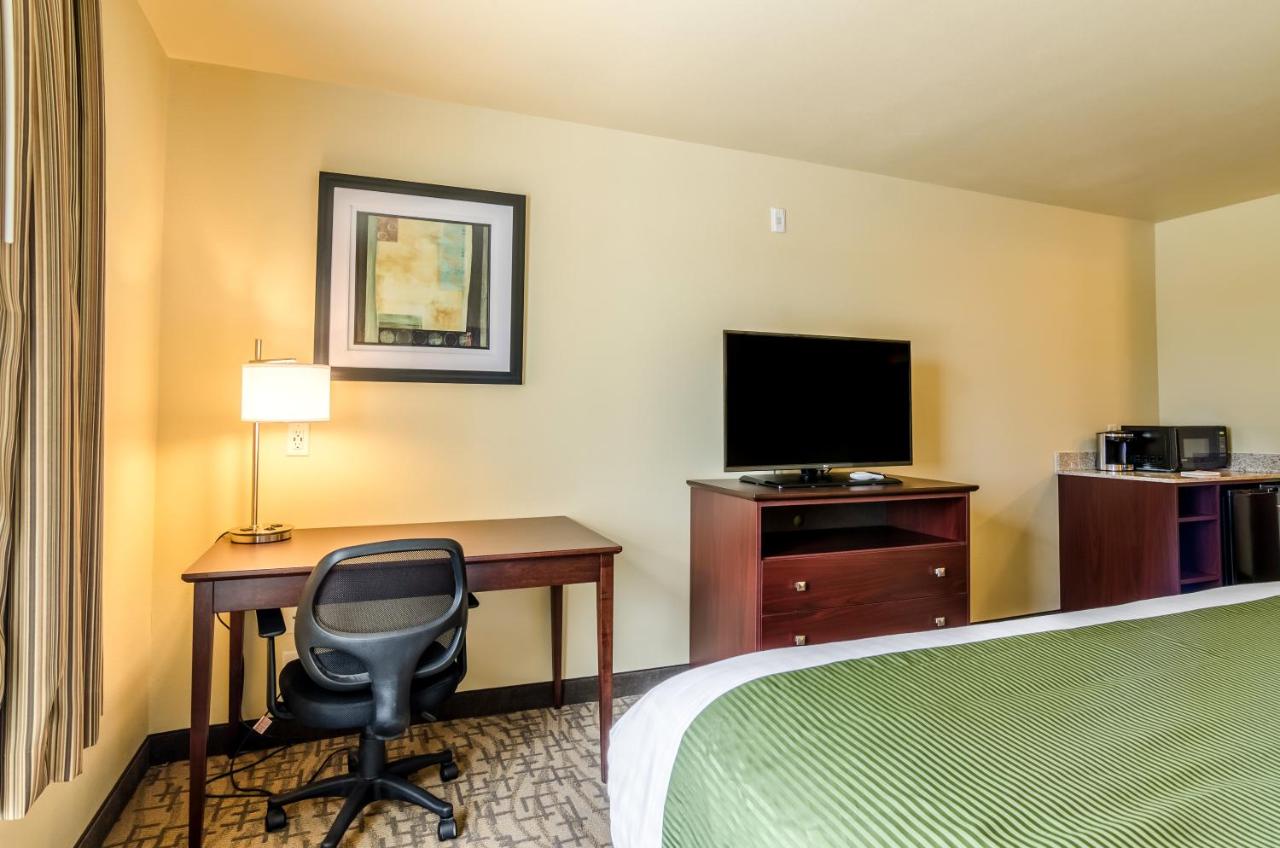 Deluxe Queen Room at Cobblestone Inn & Suites - Oberlin