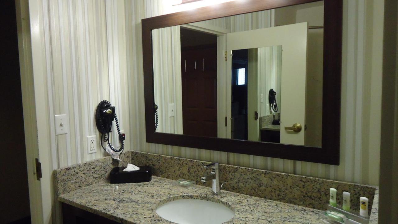 King Room with Roll-in Shower - Disability Access/Non-Smoking at Country Inn & Suites by Radisson, Williamsburg Historic Area, VA