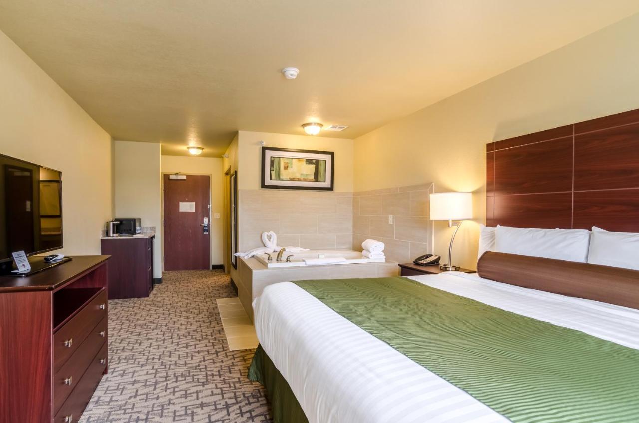 King Suite with Spa Bath at Cobblestone Inn & Suites - Oberlin