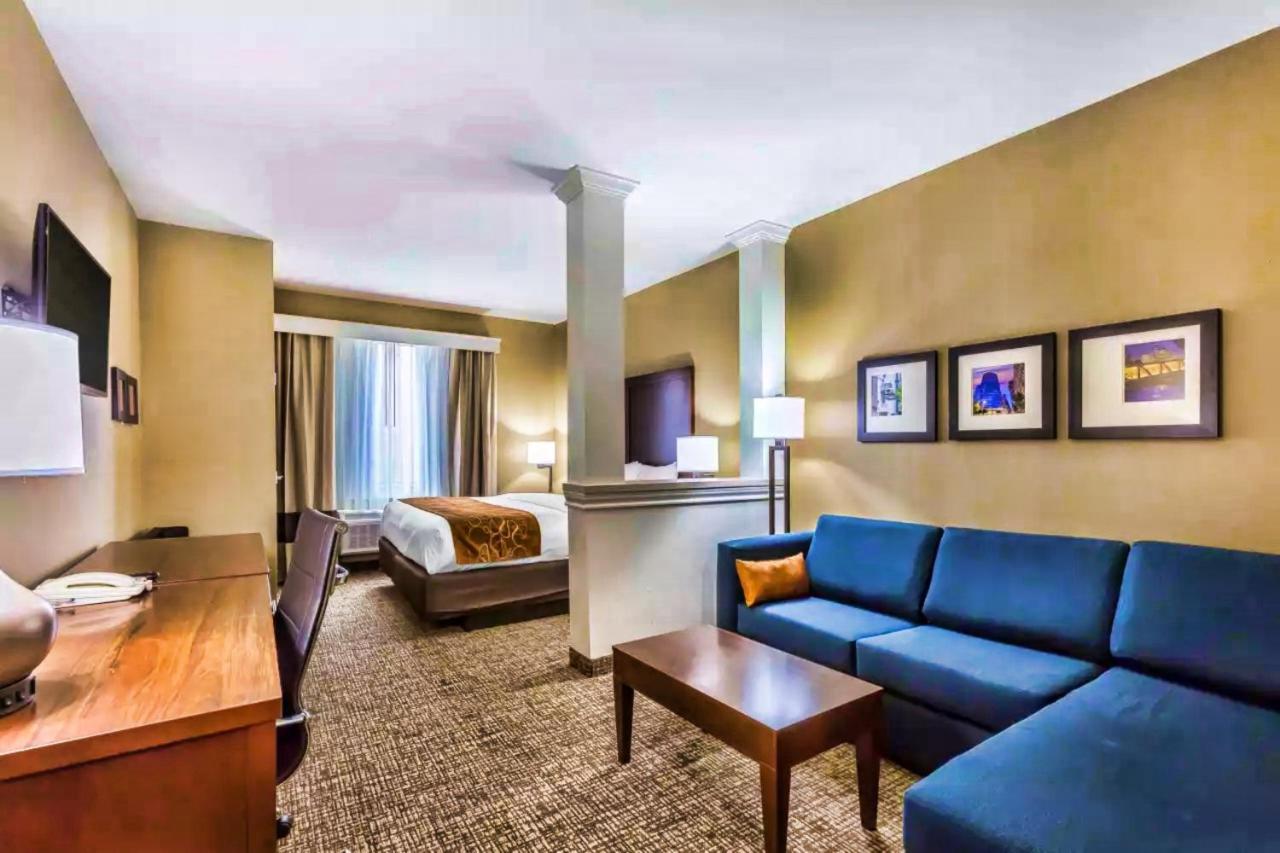King Suite - Accessible/Non-Smoking at Comfort Suites Houston I-45 North