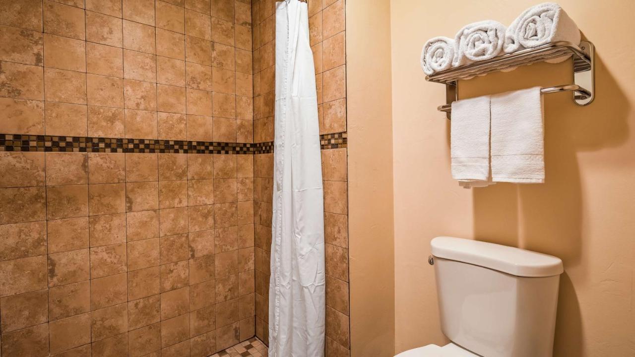 Queen Room with Two Queen Beds - Disability Access at SureStay Hotel by Best Western Tehachapi