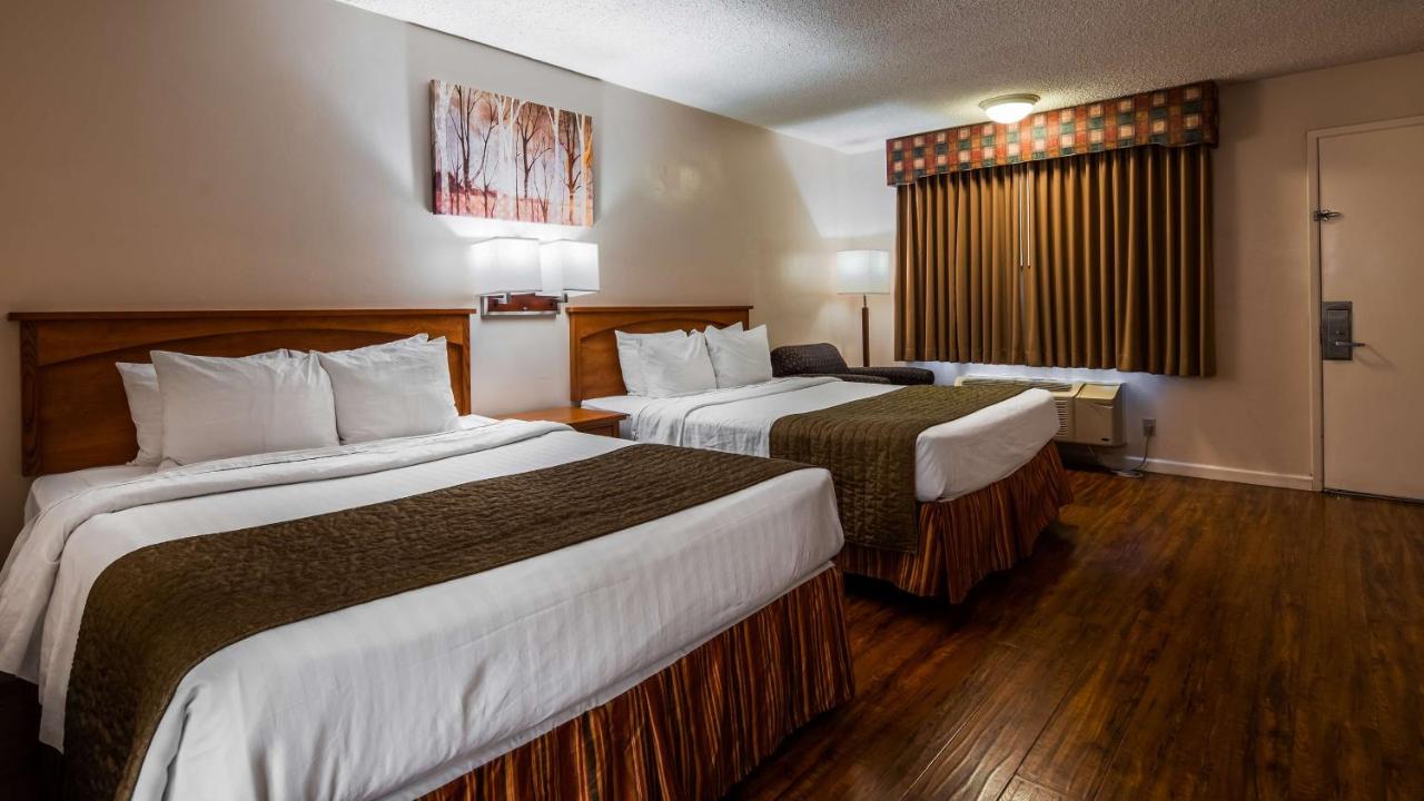 Queen Room with Two Queen Beds - Disability Access at SureStay Hotel by Best Western Tehachapi